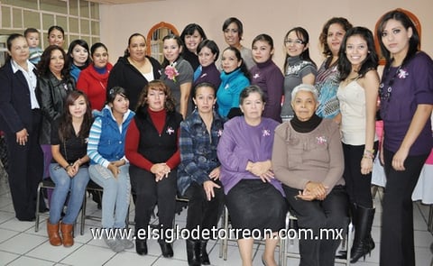19112011 LA FESTEJADA  acompañada de su mamá Sra. Petra Salazar Galindo y su futura suegra Sra. María Elizabeth Flores Ríos.
