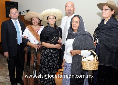 19112011 HYRUM  Licona y Martín González acompañados de Las Adelitas.