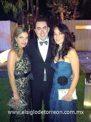Marisofi Cobo Boehringher, Íñigo Arzac y Paulina Dibildox fueron captados en la recepción ofrecida para brindar por el matrimonio de Martín Fuentes y Jaqueline Bracamontes en Guadalajara, Jalisco, el sábado 1 de octubre.