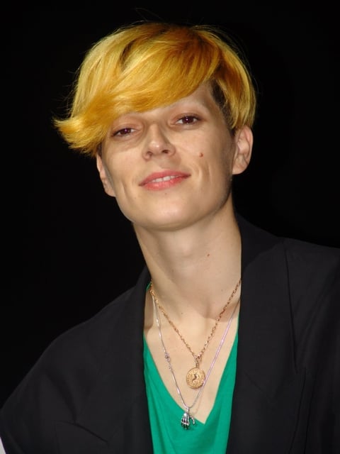 BIMBA BOSÈ En el mercado hispano, es caracterizada por su aspecto andrògino.