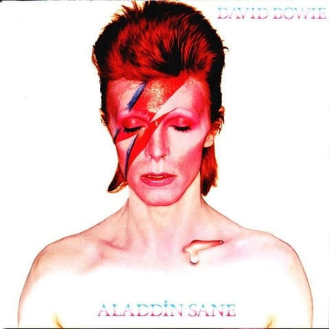 DAVID BOWIE Fue tal vez el primero en hacer presentaciones públicas y vídeos, con excesivo maquillaje.