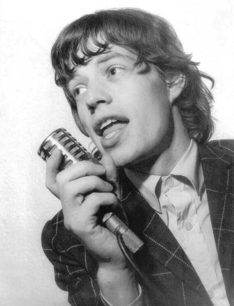 MICK JAGGER Fundador de The Rollings Stones, adquiere actitudes afeminadas durante su show,pero solo se trata de un estilo para interpretar.