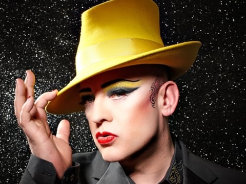 BOY GEORGE Su apariencia en muchas ocasiones es interpretada y hace dudar en cuanto a su sexualidad.