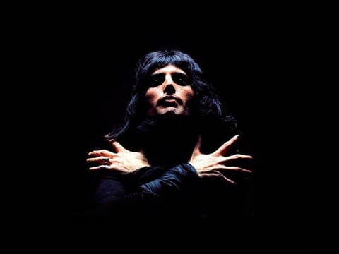 FREDY MERCURY Cantante de Queen que se caracterizo en los años 70, por su exagerado maquillaje.