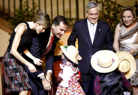 Distintos medios de comunicación españoles han publicado las imagenes de la princesa, en las que aparece junto a su esposo, el príncipe Felipe de Borbón en una cena de gala ofrecida por el presidente de Chile, Sebastián Piñera.