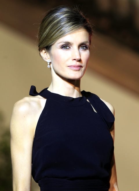 Letizia Ortíz, vestía una blusa negra, que dejaba al descubierto sus hombros, generando opiniones sobre si padece anorexia.