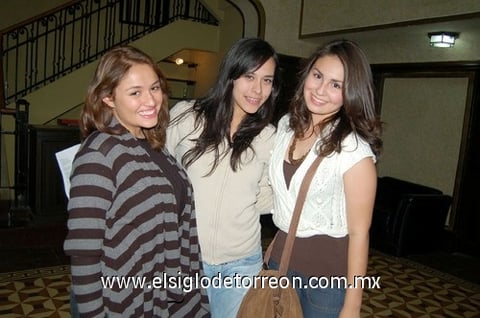 23112011 FERNANDA  Pámanes, Vania Beltrán y Anilú Ramírez.