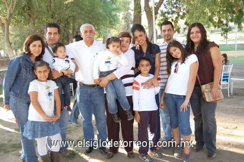 22112011 ISAURA , Luz, Eduardo, Marcelo, Marcelino, Rafaela, Chiquis, Lety, Gael, Jorge, Ana Sofi y Mariana.