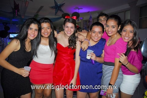 23112011 JóVENES  disfrutaron de alegre noche en el festejo de cumpleaños de Julia García.