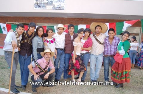 20112011 ALUMNOS  de preparatoria caracterizando a Los Villistas.