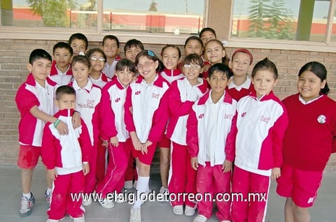 22112011 DAPHNE ALEXA  Méndez junto a sus compañeros de clase festejó su cumpleaños.