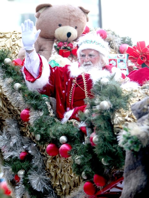 Santa Claus causo sonrisas a los asistentes al desfile.