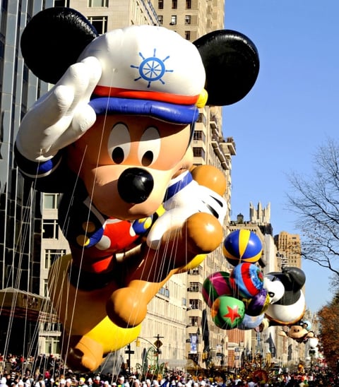 El ídolo infantil Mickey Mouse no podía faltar en el tradicional desile.