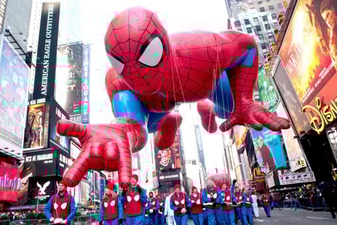 'Me gustan más las bandas', señaló Conor Jones, de 5 años. A su hermano le agrada más el globo del Hombre Araña.