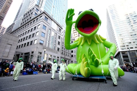 Un ambiente festivo prevalecía el jueves a medida que el desfile anual del Día de Acción de Gracias organizado por la tienda Macy's avanzaba en las atestadas calles de Manhattan durante un día soleado, con sus tradicionales globos gigantes.