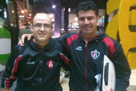 Daniel Jiménez con Juan Carlos Chávez , Director Técnico del Club Atlas de Guadalajara. Fotografía enviada por Daniel Jiménez Aguirre.