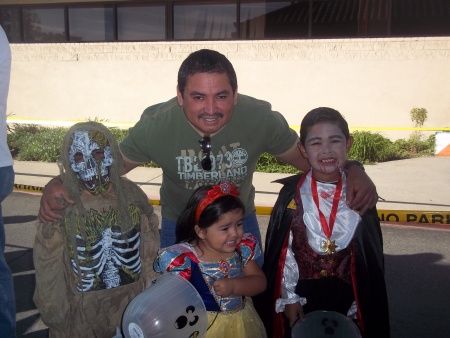En el desfile de Halloween Felipe Renteria con sus nietos, saludos a Lujan Dgo. Fotografía enviada por Elisa Renteria.