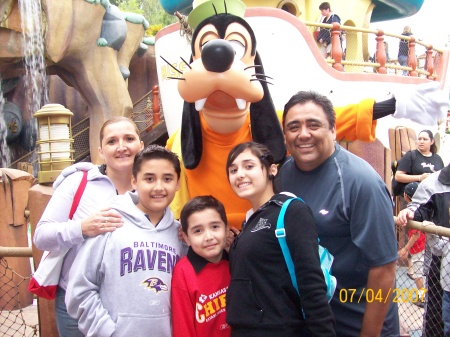 Laura, Luis, Carlos, Tania y Manuel en Disney en Abril del 2007. Fotografía enviada por Luis Moreno.