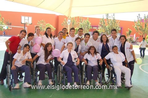26112011 ALUMNOS  de la carrera de fisioterapia de la UVM.