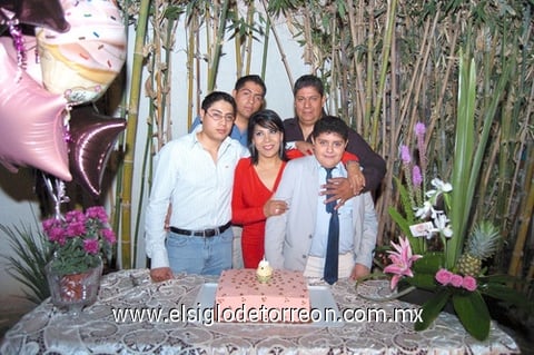 27112011 DRA. MARTHA  Irene Rangel Orona celebró su cumpleaños acompañada por su esposo Dr. Jesús Jacob Alonso Marrufo y sus hijos Jesús, Omar y Diego.