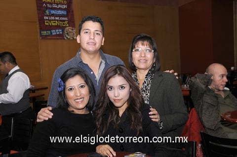 30112011 PAULINA  Belmontes, Bárbara Mireles, Élida Hernández y Alejandro Arechavala.