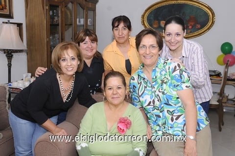 29112011 CECY,  Chayo, Alma, Almita y Velia festejando a María Yolanda García Martínez por su cumpleaños.