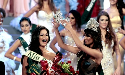 La belleza ecuatoriana, de larga melena morena, recibirá 20,000 dólares, además de otros premios, y se convierte en portavoz de la Fundación Miss Tierra y del Programa de Naciones Unidas para el Medio Ambiente (PNUMA).