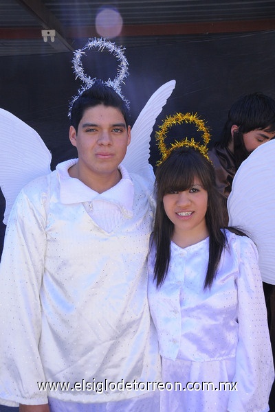 03122011 ALUMNOS  de bachillerato que participaron en la pastorela con la directora de la institución Artemisa Arellano.