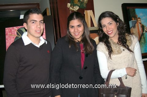 01122011 GUILLERMO  García Ochoa y Cristy García junto a algunas de las obras pictóricas.