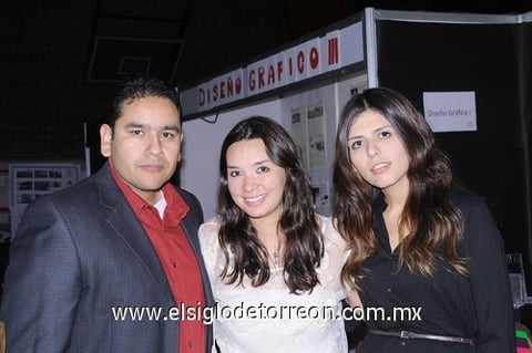 01122011 JULIO  César Correa, Carla Macías y Cristina Bada.