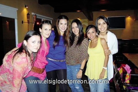 01122011 CLAUDIA  Lugo celebró su cumpleaños en compañía de sus amigas con las que compartió una deliciosa cena.