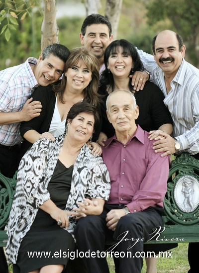 03122011 SR. JORGE  Pérez Franco y Sra. Bertha Galindo de Pérez celebraron 50 años de casados el 15 de octubre del presente, con una misa de acción de gracias en la iglesia de Cristo Rey y posteriormente con una comida en conocido salón de esta ciudad. Los acompañan sus hijos: Ing. Jorge Pérez Galindo, Arq. Jesús Pérez Galindo, Ing. Ana Bertha Pérez Galindo, Sra. Edith Pérez Galindo e Ing. Isaac Pérez Galindo.- Fotografía Jorge Rivera