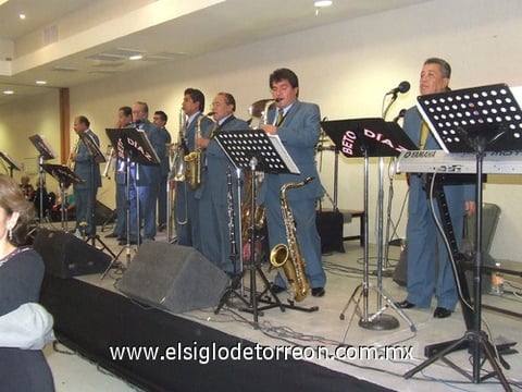 03122011 KARLA  Nava Lozano rodeada de sus seres queridos en su fiesta de canastilla.