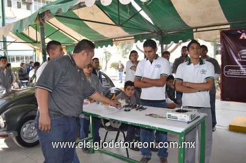 03122011 UNA  muestra-competencia de diferentes proyectos de inversión elaborados por los porpios alumnos.