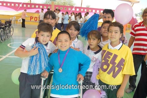 01122011 FRANCISCO  Huerta junto a sus compañeros de clase.