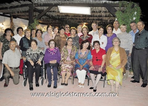 03122011 HERMELINDA  Rodríguez acompañada de sus amigas del Grupo de la Bohemia el día que celebró su cumpleaños.