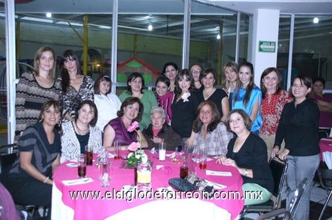 01122011 GABY  Valdés junto a las asistentes a su festejo.