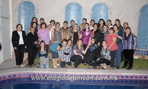01122011 SARA  Macías de De la Fuente junto a las damas asistentes a su festejo de canastilla.