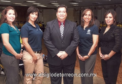 04122011 SANDRA  Casillas, Nadia Hernández, Antonio Arrañaga, Mayela Arrañaga y Deisy López en reciente Congreso de Puericultura.
