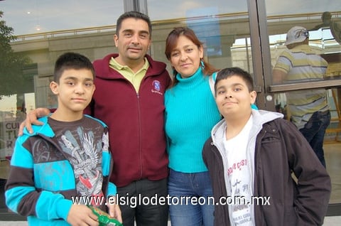 08122011 GERARDO , Enrique, Élida y Juan.