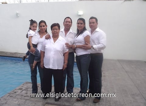 07122011 FRANCISCO  Arguijo en su cumpleaños junto a su esposa Emilia Gómez, sus hijos Yuri y Víctor Francisco, su nuera Janeth Monreal de Arguijo y su nieta Camila Arguijo.