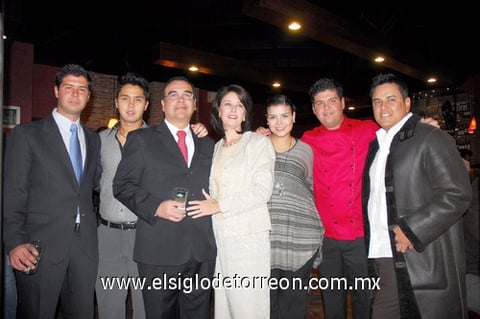 Deneb, Lily, Brenda, Marlenne y Margarita. Miguel, Toño, Fernando, Tere, Mariana, Fer y Juan.