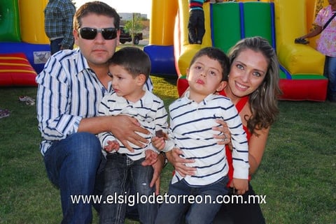 Richard, Lion, Ricardo y Anahí.