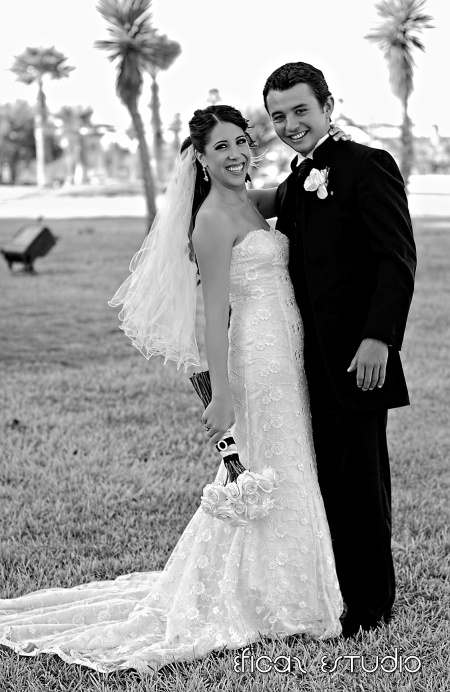 Srita. Laura Chávez Ruiz y Sr. Daniel Alejandro Martínez Gutiérrez, el día de su boda.

Eficaz Estudio