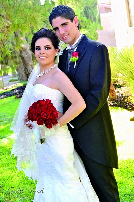 Srita. Jennifer Flores Rodríguez y Sr. José Francisco Cano Berrón unieron sus vidas en el Sacramento del Matrimonio en la parroquia Los Ángeles, el sábado 20 de agosto de 2011. Ellos son hijos de los Sres. Fernando Amin Flores Chibli y Lilia Margarita Rodríguez de Flores; José Francisco Cano Siller y Silvia Margarita Berrón de Cano.

Gustavo Borroel Fotografía