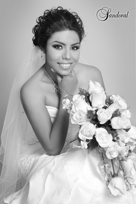 Srita. Yadira Hidere Correa Rodríguez el día de su enlace nupcial con el Sr. Reyes Nazario Enríquez.

 Sandoval Fotografía