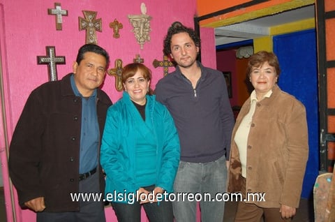 10122011 ROBERTO , Leonor, Roberto y Bety.
