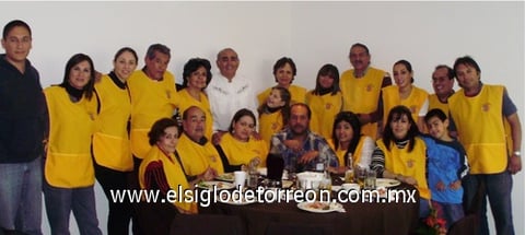 11122011 INTEGRANTES  de la familia Híjar, compartieron gratos momentos con el festejado.