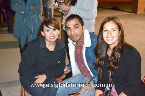 11122011 EN  pareja para guardar calorcito en medio de la noche fría.
