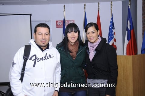 11122011 HEGART  González, Tania Uribe y Brenda Román.